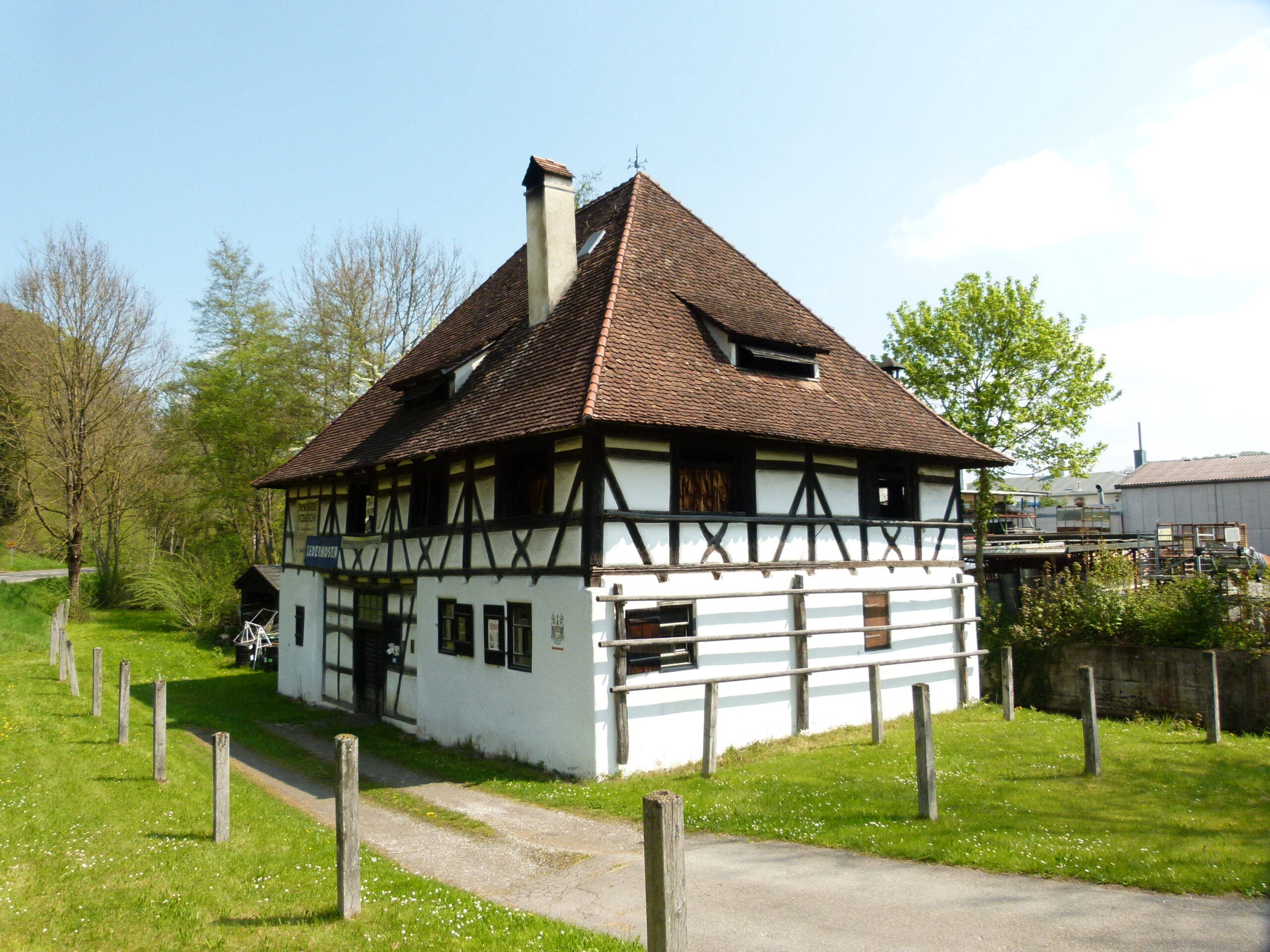 Produktionsgebäude, Produktion, Leder, Lederware, Handwerk, Altsämische Gerberei, Produktion, Gerberei Kolesch