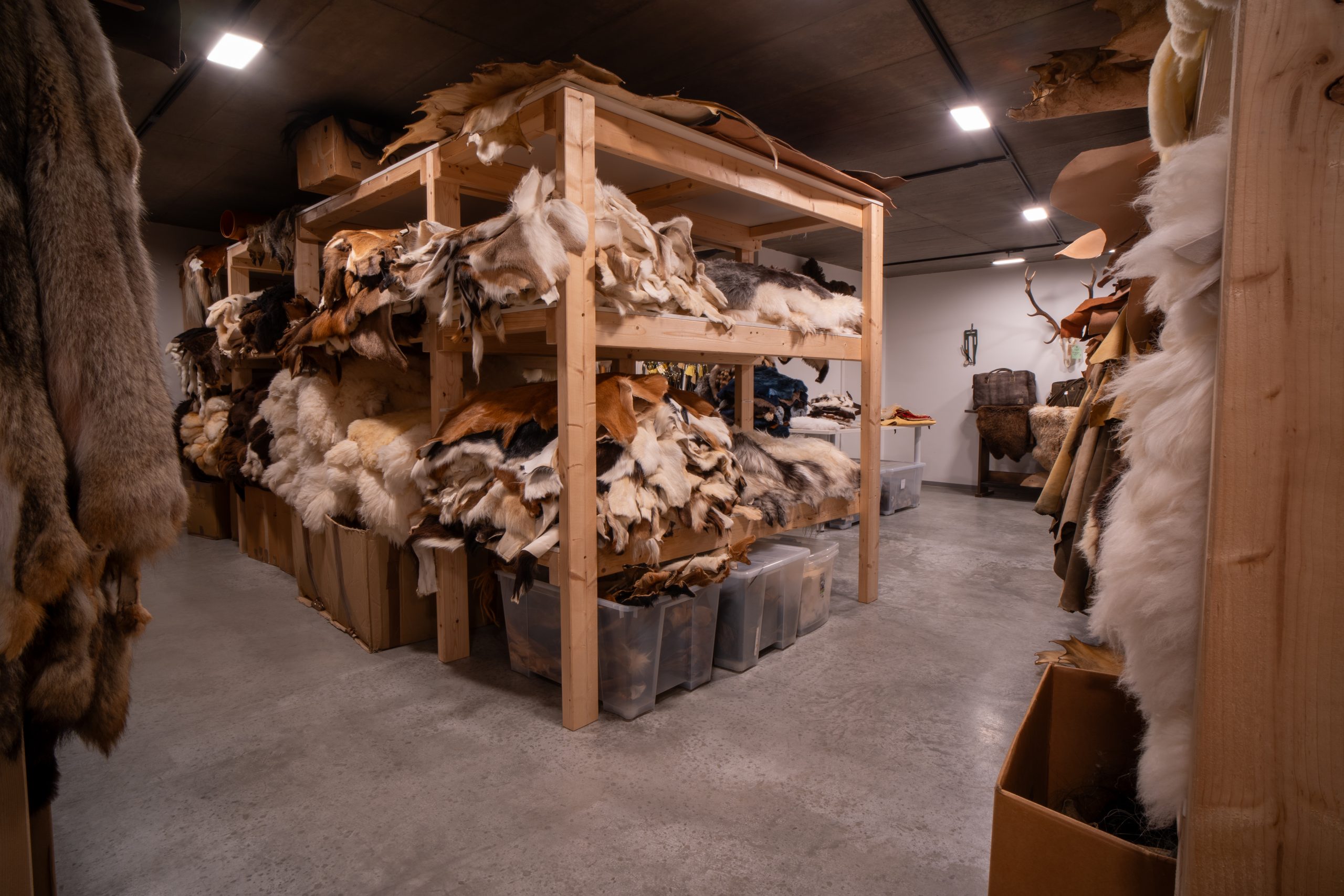 Ladenfläche Gerberei Kolesch, Felle, Einblick in den Laden, Lederbekleidung, Leder, Accessoires, Pergamente, Biberach a. d. Riß